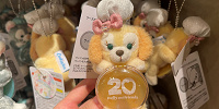 ぬいぐるみチャーム(ダッフィー20周年カラフルハピネスグッズ)| キャステル | CASTEL ディズニー情報
