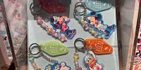 キーチェーン(ディズニー夏グッズ2025SUNNY SUNNY Summer)| キャステル | CASTEL ディズニー情報