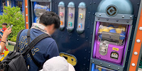 ミニオンパークのガチャガチャマシン| キャステル | CASTEL ディズニー情報