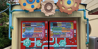 プレイング・ウィズおさるのジョージ前の自動販売機| キャステル | CASTEL ディズニー情報