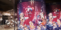 香港ディズニー20周年「ミッキー＆フレンズ・グランドセレブレーショングッズ」：チョコレートクランチ缶| キャステル | CASTEL ディズニー情報