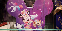 香港ディズニー20周年「ミッキー＆フレンズ・グランドセレブレーショングッズ」：GODIVAコラボミッキー型チョコレート缶| キャステル | CASTEL ディズニー情報