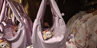 香港ディズニー20周年「ダッフィー＆フレンズ・グランドセレブレーショングッズ」：クッキーアンのショルダーポーチ| キャステル | CASTEL ディズニー情報