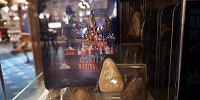 香港ディズニー20周年・スカイライングッズ：アソーテッドクッキー缶| キャステル | CASTEL ディズニー情報