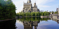 ブラックレイクに写る逆さホグワーツ城| キャステル | CASTEL ディズニー情報