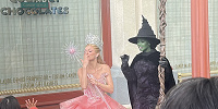 【2026】USJ『ウィキッド 永遠の約束』セレブレーションをガイド！エルファバ＆グリンダとのグリーティングや衣装展示を楽しもう