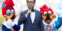 アニバーサリー・グリーティングを盛り上げる村山卓社長| キャステル | CASTEL ディズニー情報