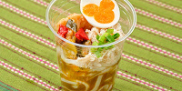 チキンとエッグの冷やしカレーうどん（中辛）| キャステル | CASTEL ディズニー情報