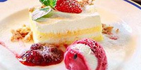 レアチーズケーキ、カシスアイス添え| キャステル | CASTEL ディズニー情報