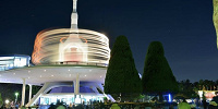 夜のスペースプレース・フードポートとスタージェットはまるで宇宙にいるかのよう♡| キャステル | CASTEL ディズニー情報