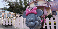 ミニーの家の前にあるオブジェ| キャステル | CASTEL ディズニー情報