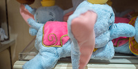 ダンボぬいぐるみ（横から）| キャステル | CASTEL ディズニー情報