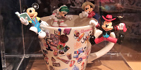 フィギュアはコップのふちに| キャステル | CASTEL ディズニー情報