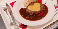 チーズハンバーグ、デミグラス＆ラズベリーソース（1,380円）| キャステル | CASTEL ディズニー情報