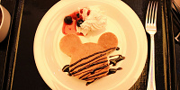 シェフ・ミッキーのパンケーキ| キャステル | CASTEL ディズニー情報