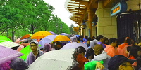 残念ながら当日は小雨が降ってました| キャステル | CASTEL ディズニー情報