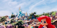 奥に見えるのがマーメイドラグーン| キャステル | CASTEL ディズニー情報