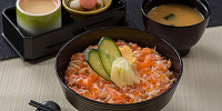 れすとらん北斎の「蟹とサーモンとイクラのちらし丼」| キャステル | CASTEL ディズニー情報