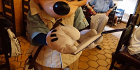 サインをしてくれるミッキー| キャステル | CASTEL ディズニー情報