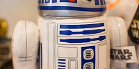 R2-D2ぬいぐるみバッジ| キャステル | CASTEL ディズニー情報