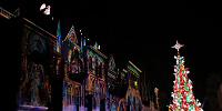 ショーの演出に合わせて点灯するクリスマスツリー| キャステル | CASTEL ディズニー情報