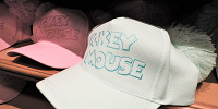ミッキーの耳をイメージしたポンポンつきのキャップ| キャステル | CASTEL ディズニー情報