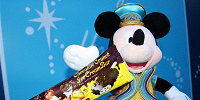 チョコレートクランチ・アイスバーとミッキーのぬいぐるみで「 # ぬい撮り 」（ディズニーランド）| キャステル | CASTEL ディズニー情報