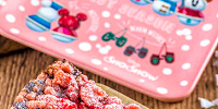 チョコとラズベリーのクランブルケーキ| キャステル | CASTEL ディズニー情報