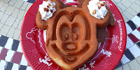 かわいいミッキーシェイプのワッフル| キャステル | CASTEL ディズニー情報
