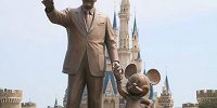 ウォルト・ディズニーとミッキー・マウスの銅像| キャステル | CASTEL ディズニー情報