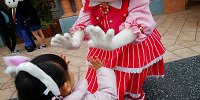 おめかししたキティちゃんとハイタッチ／USJ| キャステル | CASTEL ディズニー情報