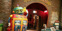 ギャグファクトリーのガチャガチャマシーン| キャステル | CASTEL ディズニー情報