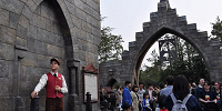 ハリー・ポッターエリアの駅長とゲスト／USJ| キャステル | CASTEL ディズニー情報