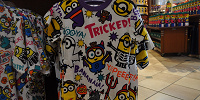 ミニオン「MINIONS MAYHEM TRICK」総柄Tシャツ| キャステル | CASTEL ディズニー情報
