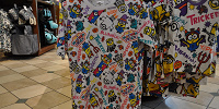 ミニオン「MINIONS MAYHEM TRICK」総柄Tシャツ（柄小さめ）| キャステル | CASTEL ディズニー情報