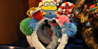 MINION MERRY CHRISTMASのカチューシャ（ポンポンとぬいぐるみミニオン付き）| キャステル | CASTEL ディズニー情報