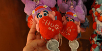 HUG ME!! HUG US!!のキーホルダー| キャステル | CASTEL ディズニー情報