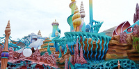 東京ディスニーシーに位置するマーメイドラグーンの建築デザインに、影響を及ぼした建築家は誰？| キャステル | CASTEL ディズニー情報