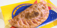 チキンとトマトのカルツォーネ| キャステル | CASTEL ディズニー情報