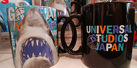 「リアルグッズ（REAL GOODS）」のジョーズマグカップ| キャステル | CASTEL ディズニー情報