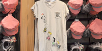 VネックTシャツ／WHAT A FUN PEANUTS TOUR| キャステル | CASTEL ディズニー情報