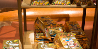 お菓子パッケージは金塊風| キャステル | CASTEL ディズニー情報