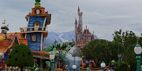 トゥーンタウンから見えるベルのお城| キャステル | CASTEL ディズニー情報