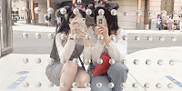 定番のフォトスポットでの1枚。コーデの個性とカチューシャが印象的ですね。| キャステル | CASTEL ディズニー情報