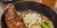 ブラックペッパーポーク麺| キャステル | CASTEL ディズニー情報