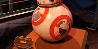 実物大のBB-8。奥に見えているのはライトセーバー。他にも映画で使われた小物がたくさん| キャステル | CASTEL ディズニー情報