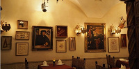 店内にはイタリアで描かれた有名な絵画がたくさん| キャステル | CASTEL ディズニー情報