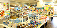 お土産がたくさん並ぶ店内| キャステル | CASTEL ディズニー情報