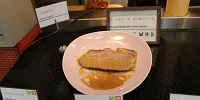 シェフがサーブしてくれるローストビーフ。お好きなソースでいただけます| キャステル | CASTEL ディズニー情報