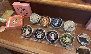 【2026】ディズニーで買えるコンパクトミラーの種類・値段・販売場所まとめ！大人可愛いディズニーグッズはコレ！